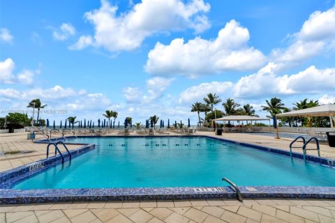 Condo in Hallandale Beach, Florida, 2 bedrooms  № 1947828 - photo 22