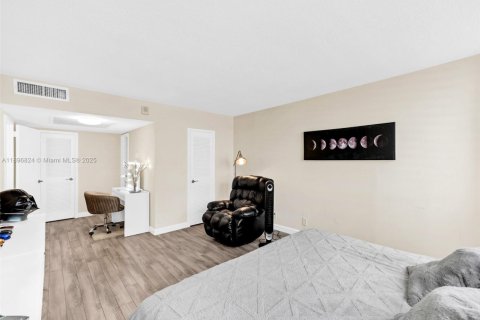 Condo in Hallandale Beach, Florida, 2 bedrooms  № 1947828 - photo 2