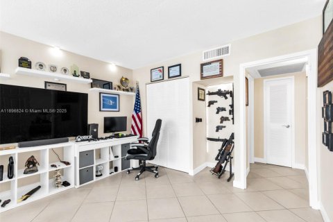 Condo in Hallandale Beach, Florida, 2 bedrooms  № 1947828 - photo 3