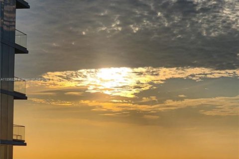 Condo in Hallandale Beach, Florida, 2 bedrooms  № 1947828 - photo 25