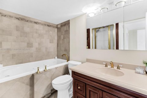 Condo in Hallandale Beach, Florida, 2 bedrooms  № 1947828 - photo 12