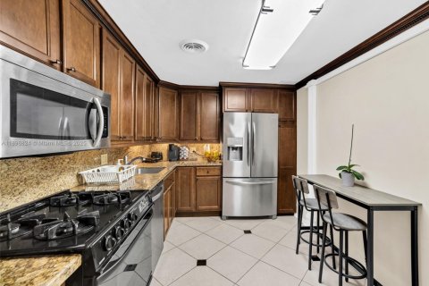 Condo in Hallandale Beach, Florida, 2 bedrooms  № 1947828 - photo 10