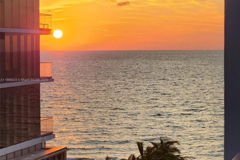 Condo in Hallandale Beach, Florida, 2 bedrooms  № 1947828 - photo 14