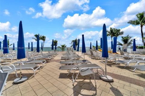 Condo in Hallandale Beach, Florida, 2 bedrooms  № 1947828 - photo 20