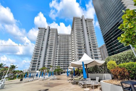 Condo in Hallandale Beach, Florida, 2 bedrooms  № 1947828 - photo 24
