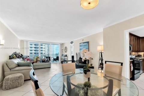Condo in Hallandale Beach, Florida, 2 bedrooms  № 1947828 - photo 6