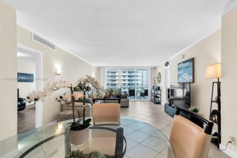 Condo in Hallandale Beach, Florida, 2 bedrooms  № 1947828 - photo 7