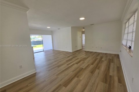 House in Cutler Bay, Florida 3 bedrooms, 102.56 sq.m. № 2259993 - photo 10