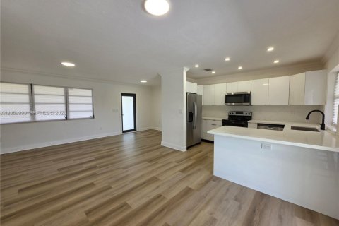 House in Cutler Bay, Florida 3 bedrooms, 102.56 sq.m. № 2259993 - photo 14