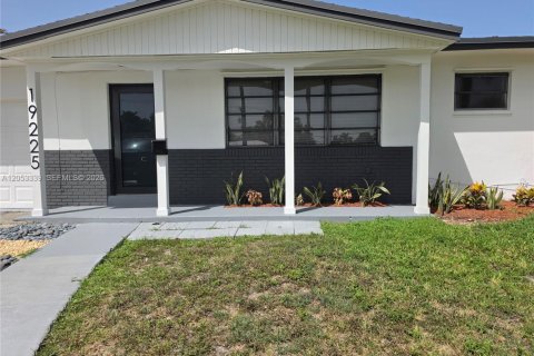 House in Cutler Bay, Florida 3 bedrooms, 102.56 sq.m. № 2259993 - photo 5