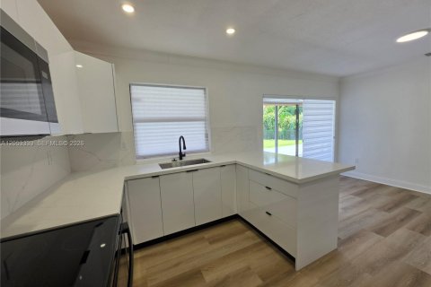 House in Cutler Bay, Florida 3 bedrooms, 102.56 sq.m. № 2259993 - photo 20