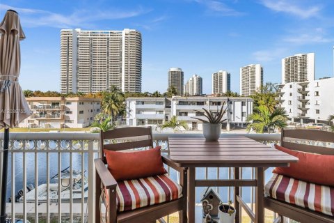 Condominio en North Miami Beach, Florida, 2 dormitorios  № 2086863