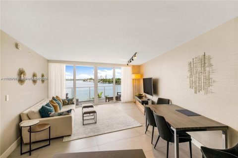 Снять в аренду кондоминиум в Бей-Харбор-Айлендс, Флорида 2 спальни, 106.19м2, № 1989377 - фото 3