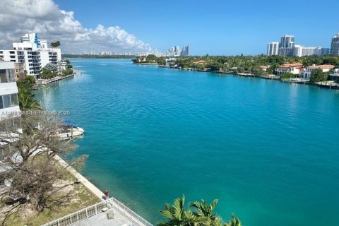 Снять в аренду кондоминиум в Бей-Харбор-Айлендс, Флорида 2 спальни, 106.19м2, № 1989377 - фото 1