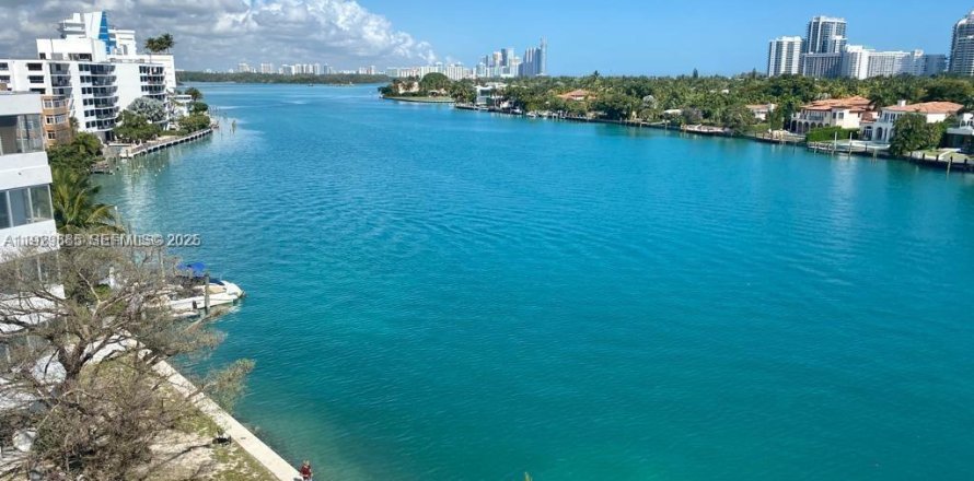 Кондоминиум с 2 спальнями в Бей-Харбор-Айлендс, Флорида № 1989377