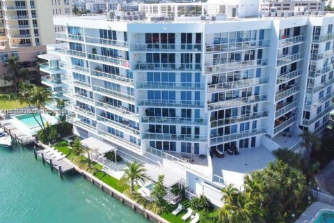 Снять в аренду кондоминиум в Бей-Харбор-Айлендс, Флорида 2 спальни, 106.19м2, № 1989377 - фото 24