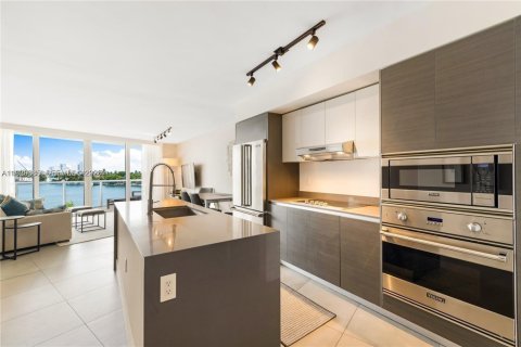 Снять в аренду кондоминиум в Бей-Харбор-Айлендс, Флорида 2 спальни, 106.19м2, № 1989377 - фото 7