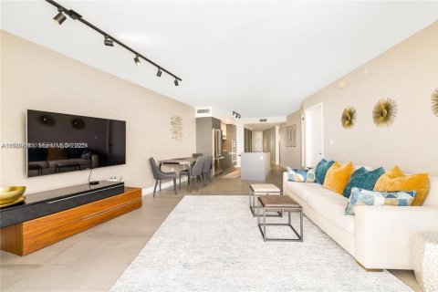 Снять в аренду кондоминиум в Бей-Харбор-Айлендс, Флорида 2 спальни, 106.19м2, № 1989377 - фото 2