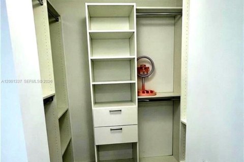 Condominio en alquiler en Miami, Florida, 1 dormitorio, 65.59 m2 № 2066867 - foto 8