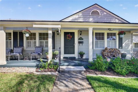 House in Eustis, Florida 3 bedrooms, 166.67 sq.m. № 2422688 - photo 6