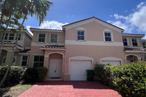 Adosado en alquiler en Miramar, Florida, 3 dormitorios, 153.29 m2 № 1993958 - foto 1