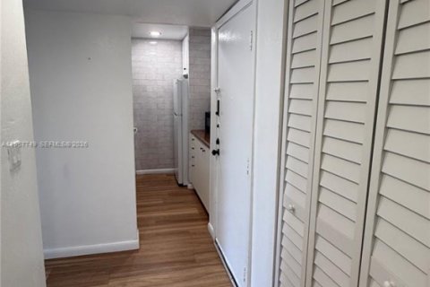 Снять в аренду кондоминиум в Майами, Флорида 2 спальни, 86.4м2, № 2023290 - фото 7