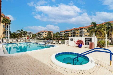 Condo in Sarasota, Florida, 2 bedrooms  № 1857815 - photo 19