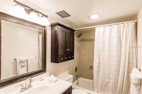 Condo in Sarasota, Florida, 2 bedrooms  № 1857815 - photo 16