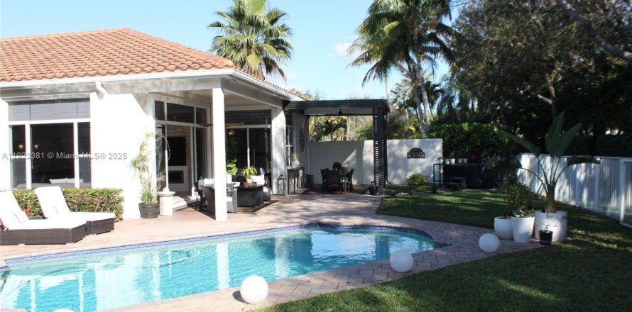 House in Weston, Florida 3 bedrooms, 246.38 sq.m. № 1977003