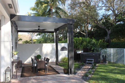 House in Weston, Florida 3 bedrooms, 246.38 sq.m. № 1977003 - photo 15