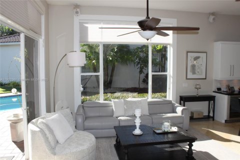 House in Weston, Florida 3 bedrooms, 246.38 sq.m. № 1977003 - photo 24