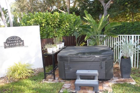 House in Weston, Florida 3 bedrooms, 246.38 sq.m. № 1977003 - photo 14