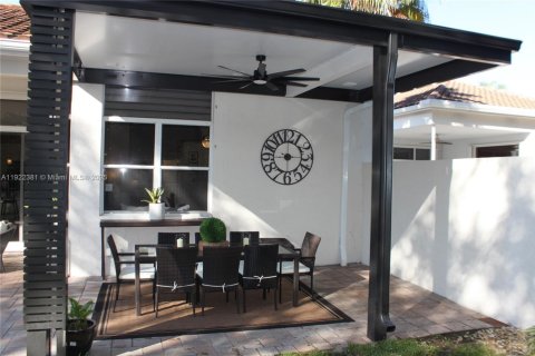 House in Weston, Florida 3 bedrooms, 246.38 sq.m. № 1977003 - photo 12