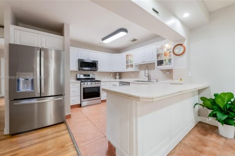 Casa en venta en Virginia Gardens, Florida, 4 dormitorios, 208.1 m2 № 2169356 - foto 4