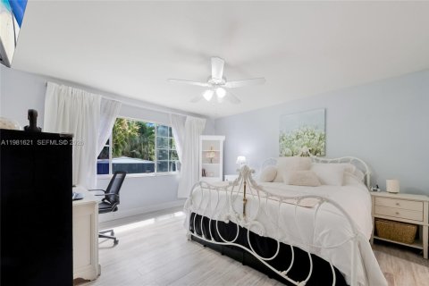 Casa en venta en Virginia Gardens, Florida, 4 dormitorios, 208.1 m2 № 2169356 - foto 5