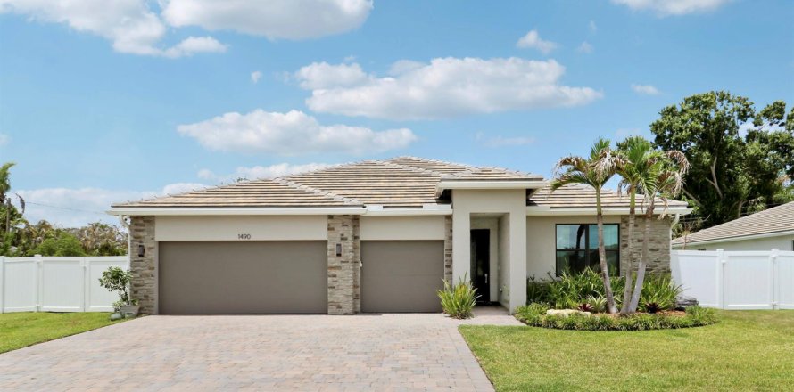 House in Palm City, Florida 4 bedrooms, 235.32 sq.m. № 2190188