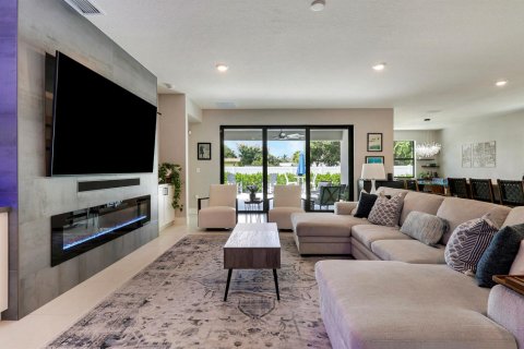 House in Palm City, Florida 4 bedrooms, 235.32 sq.m. № 2190188 - photo 9