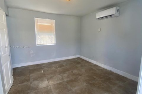Casa en alquiler en Miami, Florida, 85.1 m2 № 2004191 - foto 2