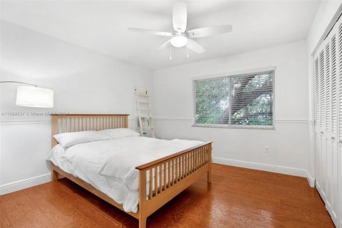 House in Coral Gables, Florida 4 bedrooms, 219.34 sq.m. № 1864975 - photo 18