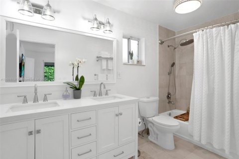 House in Coral Gables, Florida 4 bedrooms, 219.34 sq.m. № 1864975 - photo 14