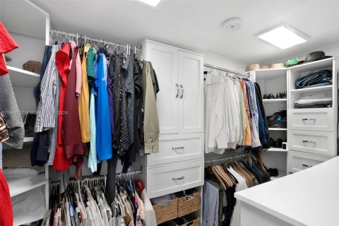House in Coral Gables, Florida 4 bedrooms, 219.34 sq.m. № 1864975 - photo 15