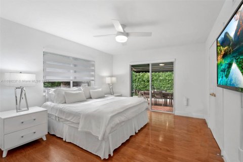 House in Coral Gables, Florida 4 bedrooms, 219.34 sq.m. № 1864975 - photo 13