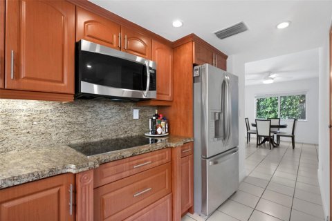 House in Coral Gables, Florida 4 bedrooms, 219.34 sq.m. № 1864975 - photo 9