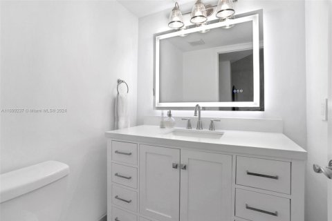 House in Coral Gables, Florida 4 bedrooms, 219.34 sq.m. № 1864975 - photo 10