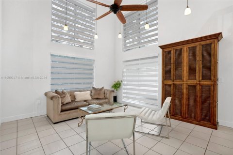 House in Coral Gables, Florida 4 bedrooms, 219.34 sq.m. № 1864975 - photo 3