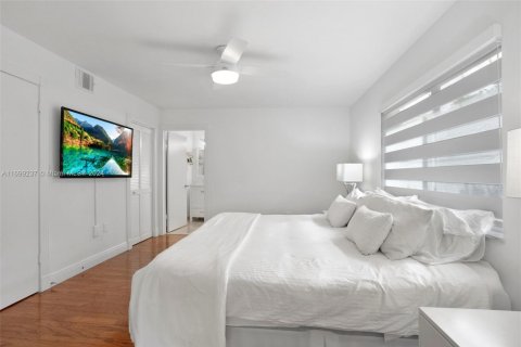 House in Coral Gables, Florida 4 bedrooms, 219.34 sq.m. № 1864975 - photo 12