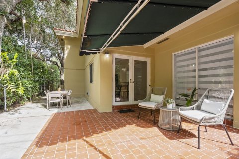 House in Coral Gables, Florida 4 bedrooms, 219.34 sq.m. № 1864975 - photo 21