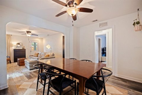 House in Saint Petersburg, Florida 4 bedrooms, 160.91 sq.m. № 1765931 - photo 9