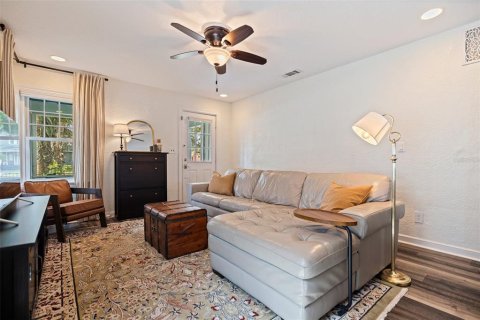 House in Saint Petersburg, Florida 4 bedrooms, 160.91 sq.m. № 1765931 - photo 6