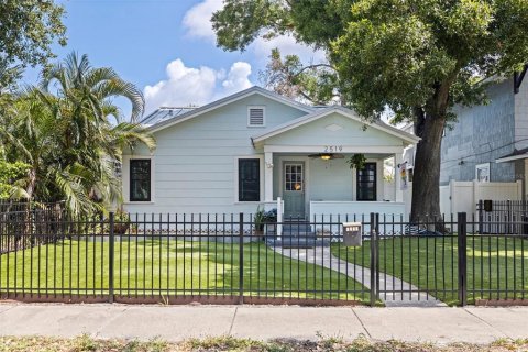 House in Saint Petersburg, Florida 4 bedrooms, 160.91 sq.m. № 1765931 - photo 1